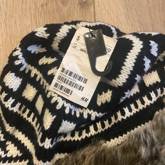 Women’s Trapper Hat Faux Fur Black & White One size H & M NWT! - Picture 4 of 5